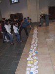 Die Schüler schrieben ihre Hoffnungen und Gedanken auf kleine Zettel, die sie vor dem Altar niederlegten. Foto: SMMP/Hofbauer