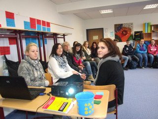 Anna Bitter, Lisa Müller und Rebecca Dorney (vorne, von links) informierten mit ihren Klassenkameraden die Hauptschüler über die Sozialassistenz. Foto: SMMP/Hofbauer