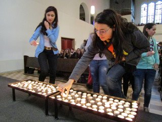 Im Gottesdienst zündeten die Schüler Teelichter für liebe Menschen an. Foto: SMMP/Hofbauer