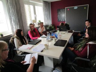 Fröhliches Meeting im Schulleiter-Büro. Foto: SMMP/Hofbauer
