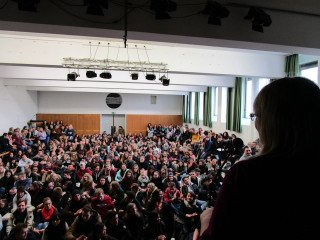 Mit Spannung erwarteten die Schüler des Endergebnis der Spenden-Sammel-Aktion. Foto: SMMP/Hofbauer