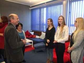 Die Schülerinnen Lea Fabri, Lea Buchgeister und Daniela Pauker (v.l.; FHR 11b) führten den Dechanten durch die Schule. Foto: SMMP/Hofbauer