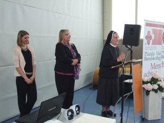 Schwester Adelgundis Pastusiak, Schulleiterin Gaby Petry und Sportlehrerin Inga Gerlings (v.r.) dankten allen Beteiligten. Foto: SMMP/Hofbauer