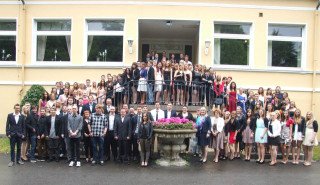 Die Absolventen des Placida Viel-Berufsklkollegs in Menden stellen sich dem Gruppenfoto. Foto: SMMP/Hofbauer