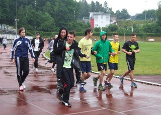 Ob Huckepack oder mit Regenschirm - viele Schüler kämpften sich tapfen durch den Regen. Foto: SMMP/Hofbauer