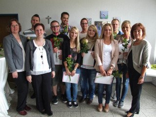 Die stolzen Heilerziehungspfleger und Heilerziehungspflegerinnen mit ihren Lehrerinnen. Foto: SMMP/Hofbauer