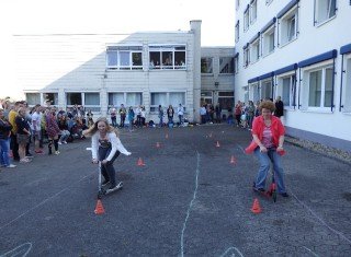 Lehrer und Schüler im Kopf-an-Kopf-Rennen um hausaufgabenfreie Zeit. Foto: SMMP/ Neumeister