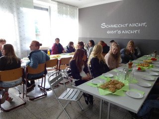 Die Kinderpfleger-Oberstufe lud die Unterstufe zum Frühstück ein. Foto: SMMP/Schweda