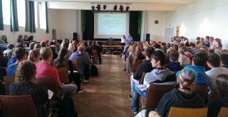 160 Schülerinnen und Schüler lauschten dem Vortrag in der Walburgis-Aula. Foto: teamEXPERTE