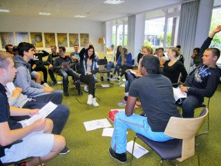 In den Arbeitsphasen diskutierten die Schülerinnen und Schüler engagiert. Foto: SMMP/Hofbauer