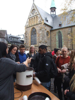 Am Jugendzentrum neben der St.-Vincenz-Kirche gab es heißen Kakao zur Stärkung. Foto: SMMP/Hofbauer