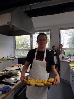 Sebastian Sroka aus der FHR 11a half bei der Zubereitung der Speisen für die Spender. Foto: SMMP/ Neumeister