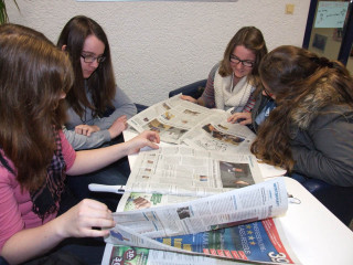 Arbeiten und lernen mit Hilfe von Zeitungen - dank der Zeitungspatenschaft möglich. Foto: SMMP/Hofbauer