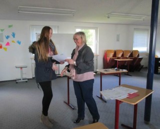 Ulrike Lowe übergab jedem Schüler einzeln das Zertifikat - begleitet vom Applaus der anderen. Foto: SMMP/Hofbauer