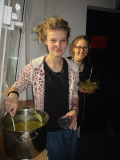 Laura Winterbach und Leonie Hanke aus der FHR 12a präsentieren ayurvedische Speisen. Foto: SMMP/ Sydow