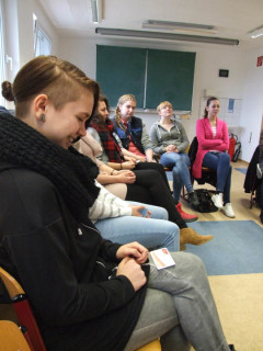 Schülerinnen der SozA-U und FHR sprachen mit Pfarrer Knäpper. Foto: SMMP/Hofbauer