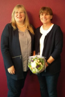 Schulleiterin Gaby Petry (l.) gratulierte Claudia Schunck mit einem Blumenstrauß. Foto: SMMP/Hofbauer