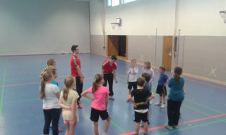 Hendrik Sprenger und Leon Rüffert aus der AHR 12c leiteten die Grundschüler mit viel Spaß beim Handball an. Foto: SMMP/ Gerlings