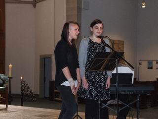Pauline Münch (l.) und Maria Steinberg aus der SozA-U sangen beim Gottesdienst. Foto: SMMP/Hofbauer