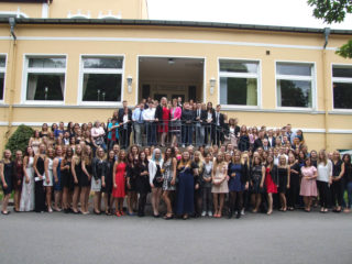 Die Absolventinnen und Absolventen aus sechs Bildungsgängen am "Placida" mit ihrer Schulleitung. Foto: SMMP/Hofbauer