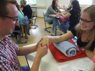 Das tat gut: Tim Hösel (HEP-U) massierte die Hände von Julia Brockmann. Foto: SMMP/Hofbauer