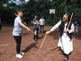 Schwester Theresita zeigte, dass man mit philippinischer Stockkampfkunst kreativ mit Aggressionen umgehen kann. Foto: SMMP/Hofbauer