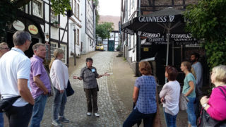 Stadtführerin Marion Genee (Mitte) erklärte auch alte Straßennamen - hier zum Beispiel, was für eine Bedeutung der "Güldene Trog" in der Altstadt hat. Foto: SMMP/Hofbauer