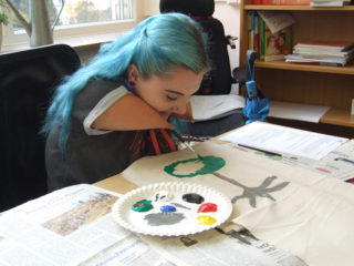 In der Schule waren Sarah Schulte (Ki 11) und alle anderen Schülerinnen und Schüler kreativ und gestalteten Fahnen zum Thema. Foto: SMMP/Hofbauer