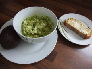 Schnell gemacht, lecker und sehr gesund: Avocado-Ei-Brotaufstrich. Foto: SMMP/Hofbauer