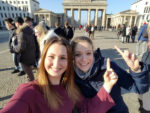 Selfies mit der Lehrerin am Brandenburger Tor. Foto: SMMP/Eling