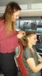 Der Trend: Haare der Lehrerin flechten! Foto: SMMP/Hofbauer