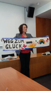 Gastgeschenk: eine Fahne vom "Tag gegen Rassismus" des "Placida". Foto: SMMP/Hofbauer