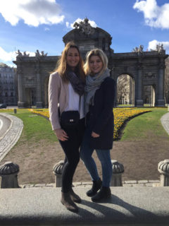 Sonne, Spaß und schöne Dinge: Celina Eling (l.) und Friederike Schaffer genossen die Tage in der spanischen Hauptstadt. Foto: SMMP