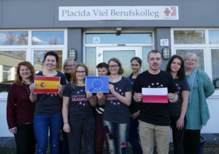 Schulleiterin Gaby Petry (r.) sowie die Erasmus-Koordinatorinnen Kathrin Kreutzkamp (l.) und Ulrike Lowe (3. v.l.) wünschten "Gute Fahrt!". Foto: SMMP/Hofbauer