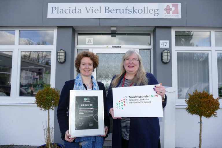 Schulleiterin Gaby Petry (r.) und ihre Stellvertreterin Kerstin Kocura sind zurecht stolz auf die Auszeichnungen für die Schule. Foto: SMMP/Hofbauer