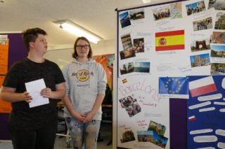 Die Schüler stellten den Gästen und anderen Schülern die Ergebnisse ihrer Arbeitsgruppen des Projekttages vor. Foto: SMMP/Hofbauer