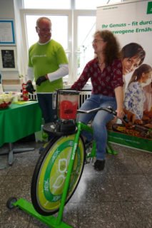 Lehrerin Anke Colonna schwingt sich aufs Fahrrad - um einen Smoothie zu machen! Foto: SMMP/Hofbauer