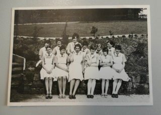 Vor 50 Jahren: Die Schülerinnen in Schulkleidung. Foto: SMMP