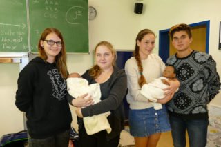 Nach einem anstrengende Wochenende beim "Elternpraktikum" wurden die Plastik-Babys am Montag wieder abgegeben. Foto: SMMP/Hofbauer