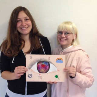 Maya Klostermann und Lena Rapke aus der Abiklasse 11, Profil Erziehung und Soziales, hatten viel Spaß bei der Erstellung ihrer Kunst. Foto: SMMP