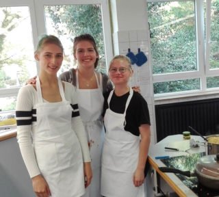Hatten Spaß: (v.l.) Julia Grochowski, Emma Reinold und Lena Rapke - die Spaghetti-Bolognese-Köchinnen. Foto: SMMP/Neumeister