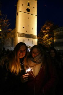 Nicht nur die "Placida"-Schülerinnen Celine Reinicke und Hannah Hildebrandt entzündeten dann Lichter in Gedenken an die Opfer des Holocaust. Foto: SMMP/Hofbauer