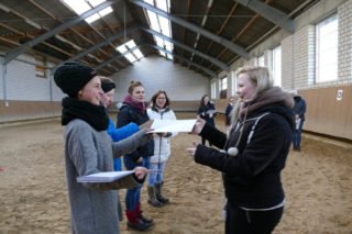 In der Reithalle nahmen die Schülerinnen ihre Urkunden in Empfang. Foto: SMMP/Hofbauer