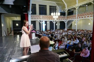 Lina Casarini sang in der Kirche und auf der Wilhelmshöhe, begleitet von Lehrer Matthias Schneider. Foto: SMMP/Hofbauer