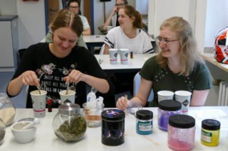 Trockener Chemieunterricht? Nein, die "Placida"-Schülerinnen stellten Seife her! Foto: SMMP/Hofbauer