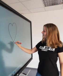 Die interaktive Tafel ermöglicht zeitgemäßen Unterricht - und macht Spaß. Foto: SMMP/Hofbauer