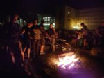 Vor der Kulisse der Jugendherberge wurde am letzten Abend auch noch ein Lagerfeuer entzündet. Foto: SMMP/Hofbauer