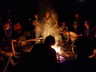 Ein stimmungsvoller Abend mit Grillen und Lagerfeuer. Foto: SMMP/Hofbauer