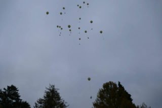 Nach der Gedenkandacht wurden Luftballons gen Himmel steigen gelassen. Foto: SMMP/Hofbauer