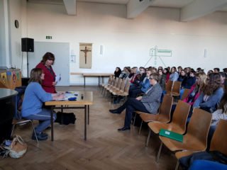 Die angehenden Erzieher sowie Klassen des Beruflichen Gymnasiums hörten mit Interesse den Vortrag über Heimerziehung. Foto: SMMP/Schweda
